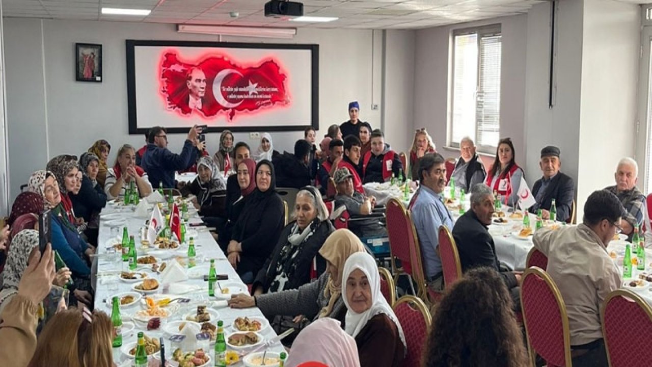 Kars’ta Kızılay Haftası Sevinci, Ulu Çınarlar Unutulmadı