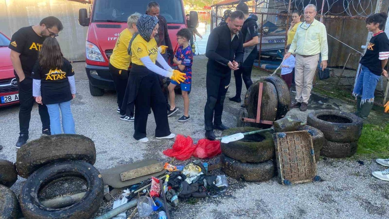 Gönüllüler deniz tabanını temizledi, çıkanlar şaşırttı