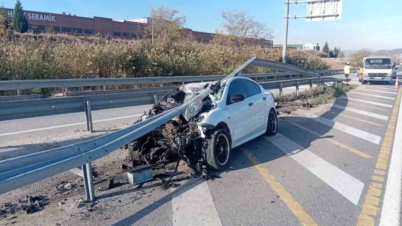 Bilecik’te kontrolden çıkan otomobil bariyerlere çarptı; 6 kişi yaralandı