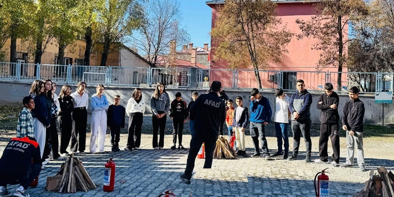 Kars’ta Çocuklara Yangın Eğitimi verildi