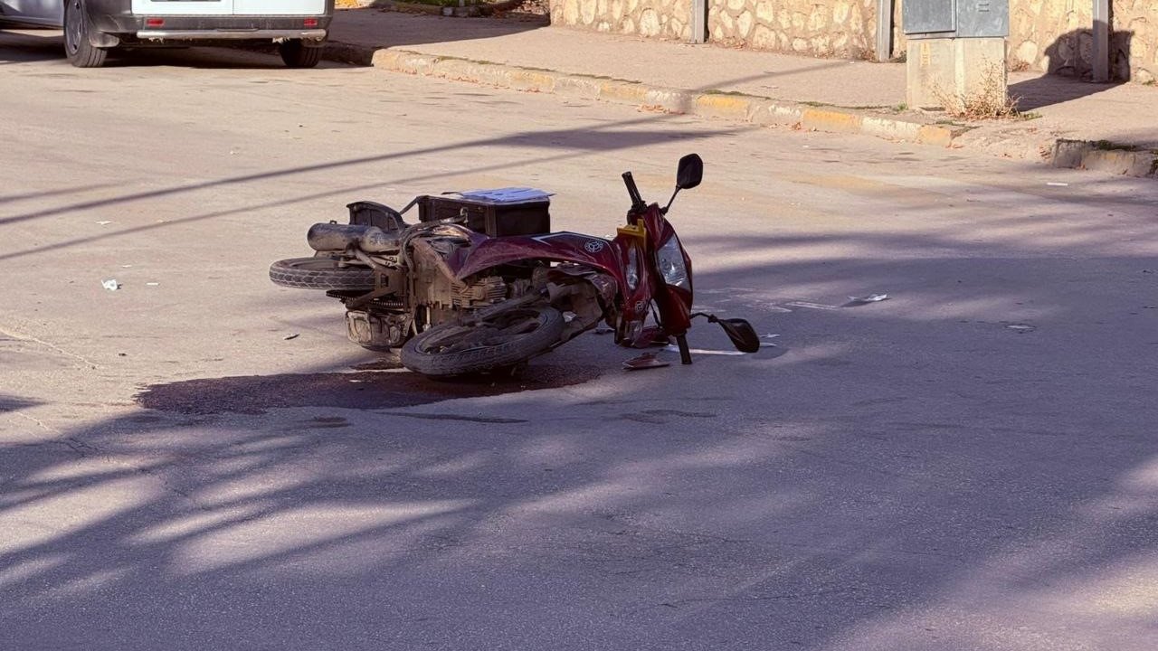 Otomobil ile çarpışan motosikletin sürücüsü ağır yaralandı