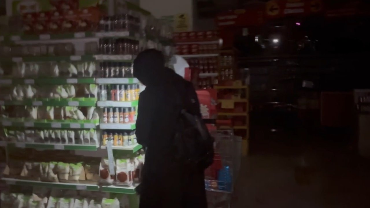 Erzincan’da vatandaşlar marketlerde cep telefonu ışığıyla alışveriş yaptı