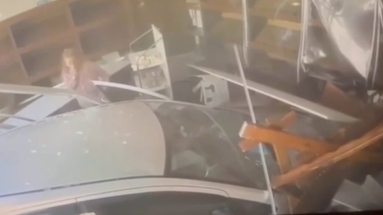 Fırına dalan otomobil ortalığı savaş alanına çevirdi... O anlar kamerada