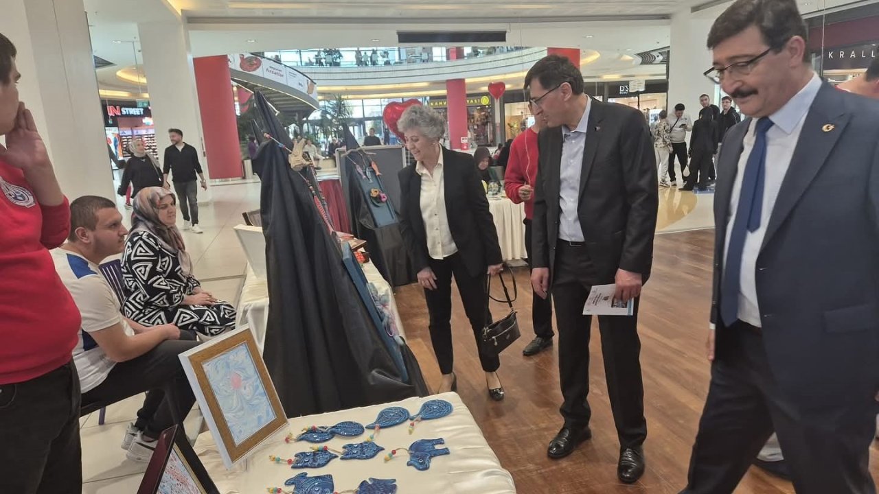 Başkan Kahveci, özel çocukların eserlerini inceledi