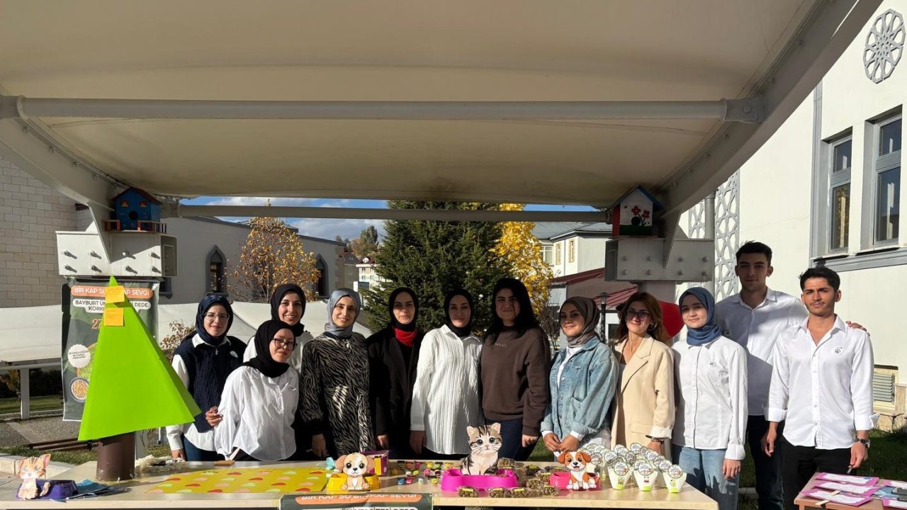 Üniversite öğrencilerinden ’Bir Kap Su, Bir Kap Sevgi’ farkındalık etkinliği