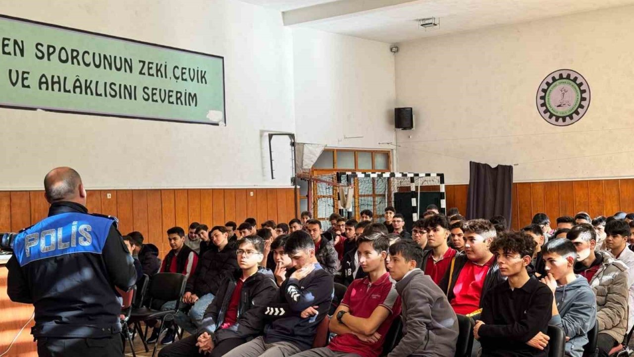 Polisten lise öğrencilerine yönelik eğitim çalışması