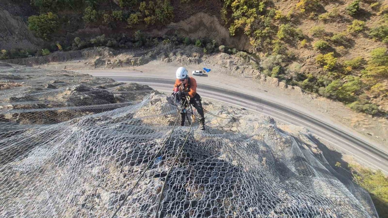 Pülümür yolunda taş düşmesi karşın güvenlik çalışmaları tamamlandı