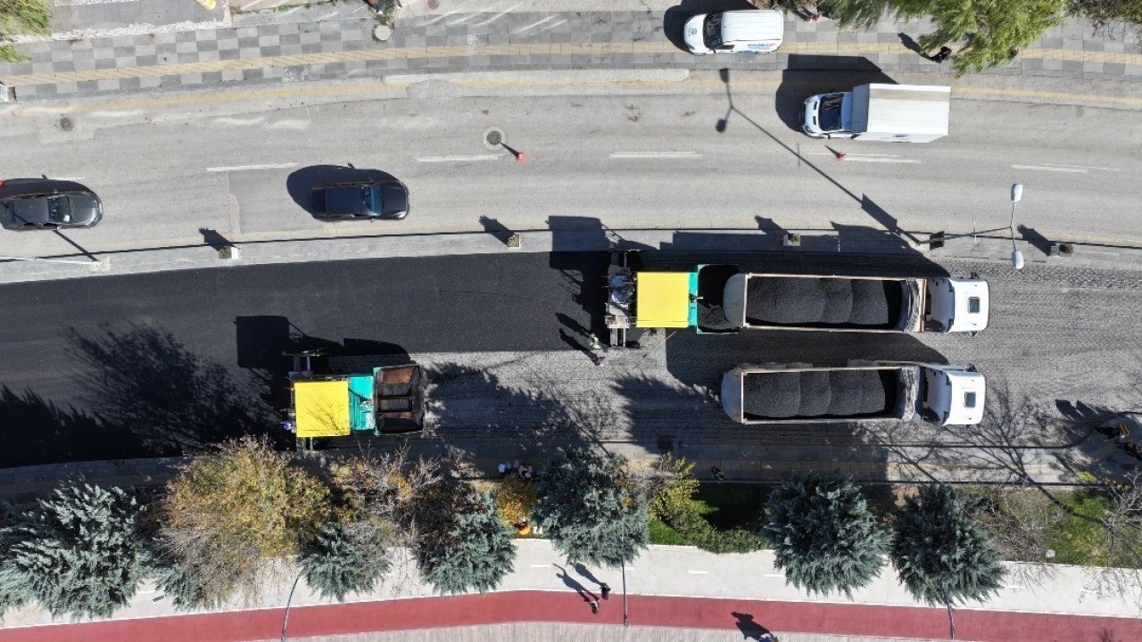 Gölbaşı Belediyesi’nden sıcak asfalt serimi çalışmaları