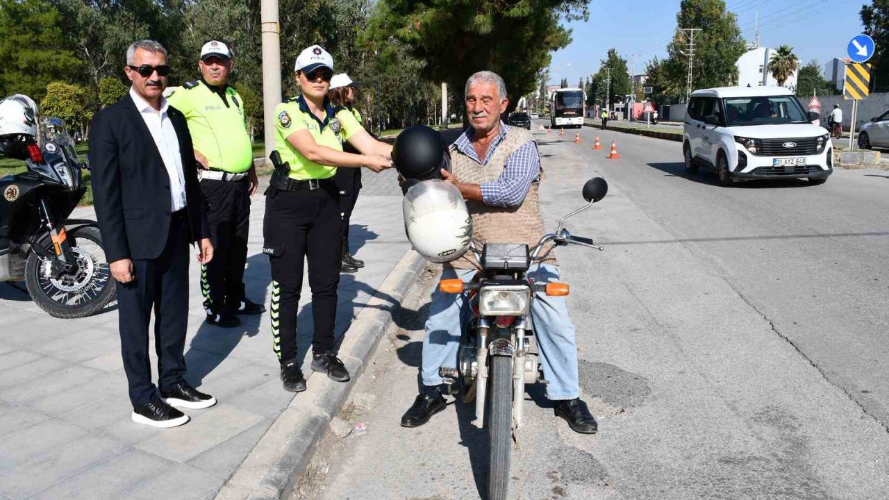 Dörtyol’da polis ekipleri, motosiklet sürücülerine kask dağıttı