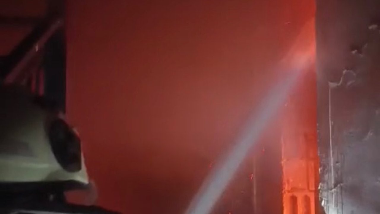 Antakya’da binanın çatısı alevlere teslim oldu