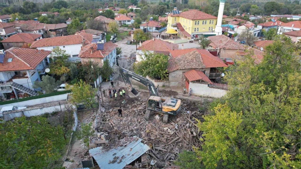 Sındırgı’da depremde hasar gören yapıların yıkımı kırsalda sürüyor
