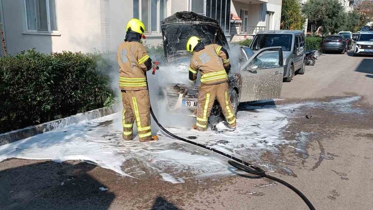 Gönen’de park halindeki araç alev aldı