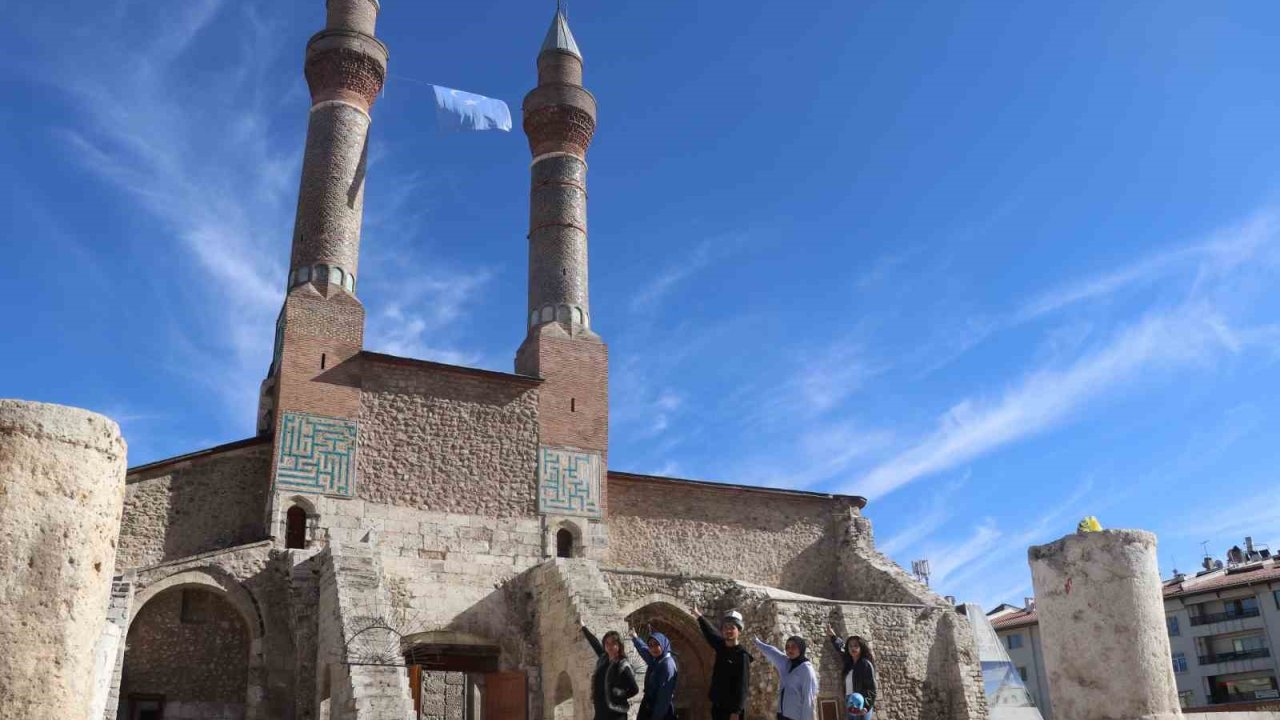 Doğu Türkistan’daki zulme dikkat çekmek istediler, 8 asırlık medreseye Doğu Türkistan bayrağı astılar