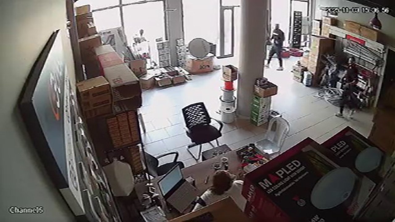 Bursa’da hissedilen deprem anı kameraya yansıdı