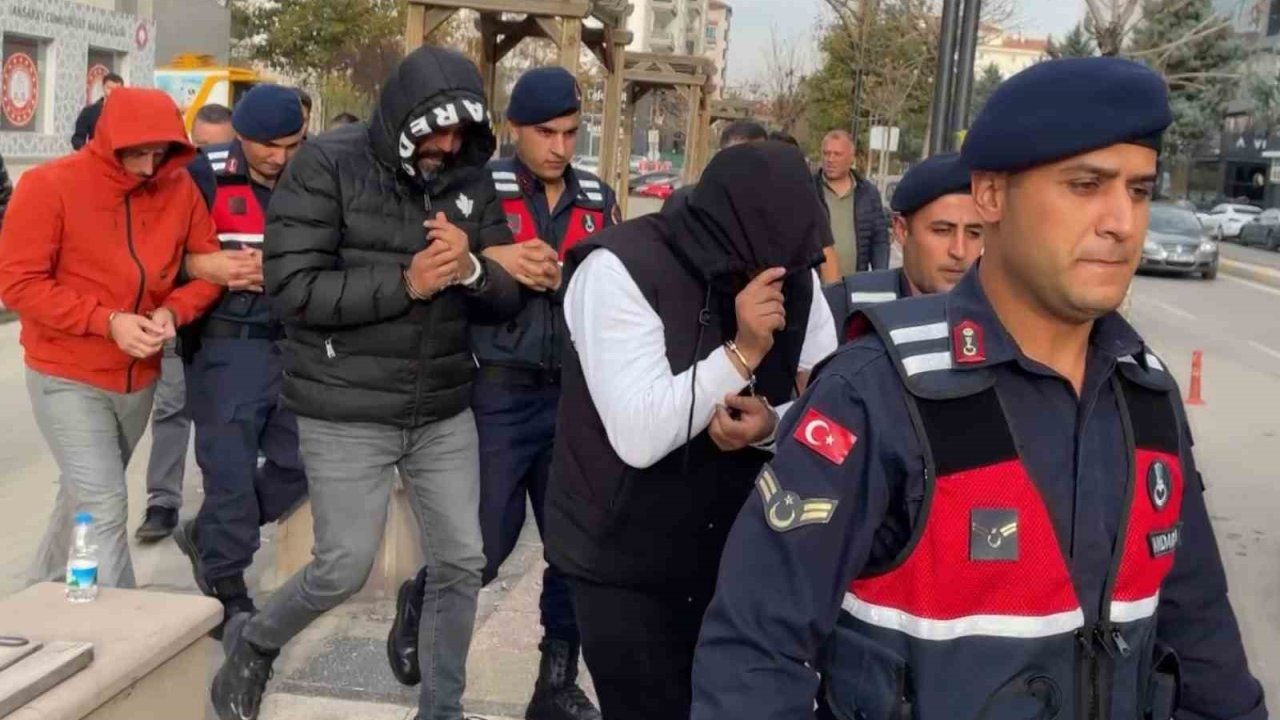 Jandarmanın operasyonla yakaladığı 3 tefeci tutuklandı