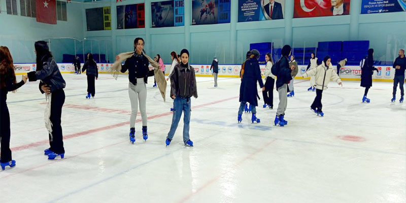 KAÜ Öğrencilerine Buz Pistinde Etkinlik Düzenlendi