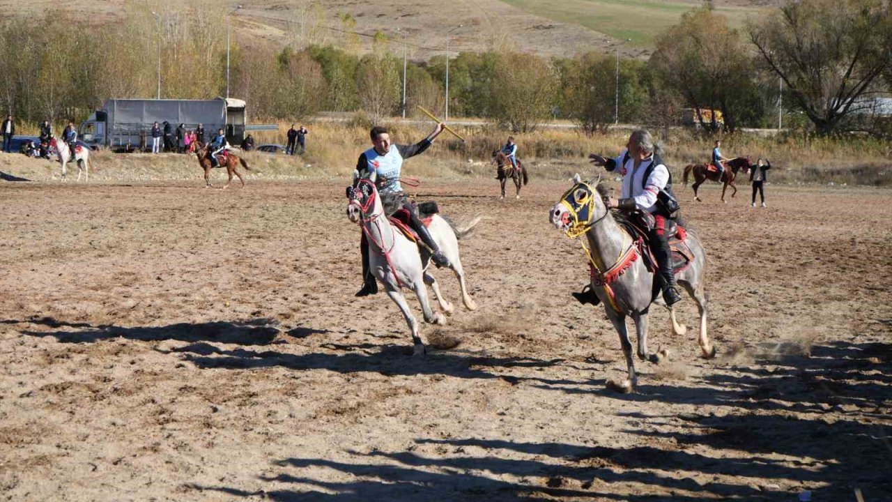 Bayburt’ta cirit nefes kesti: Atlar dostluk için dörtnala koştu