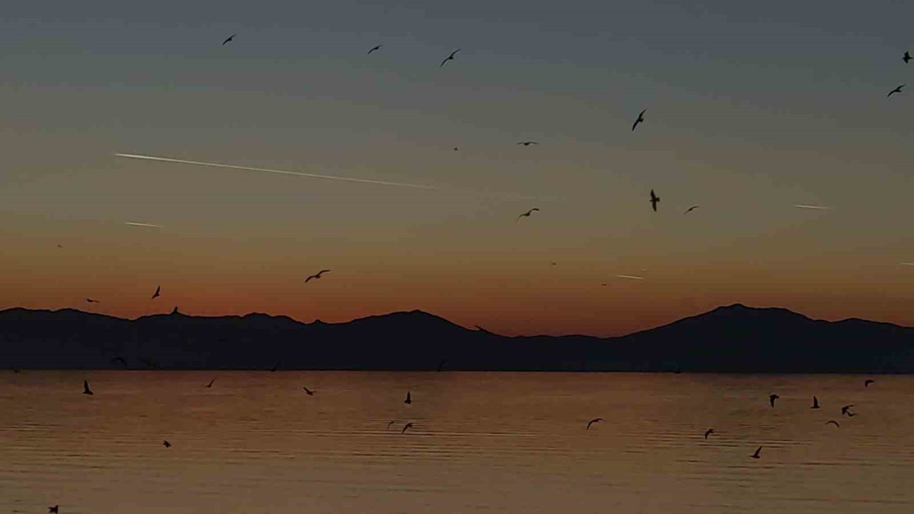 Van semalarında kartpostallık akşam: Uçaklar, kuşlar ve kızıl günbatımı büyüledi