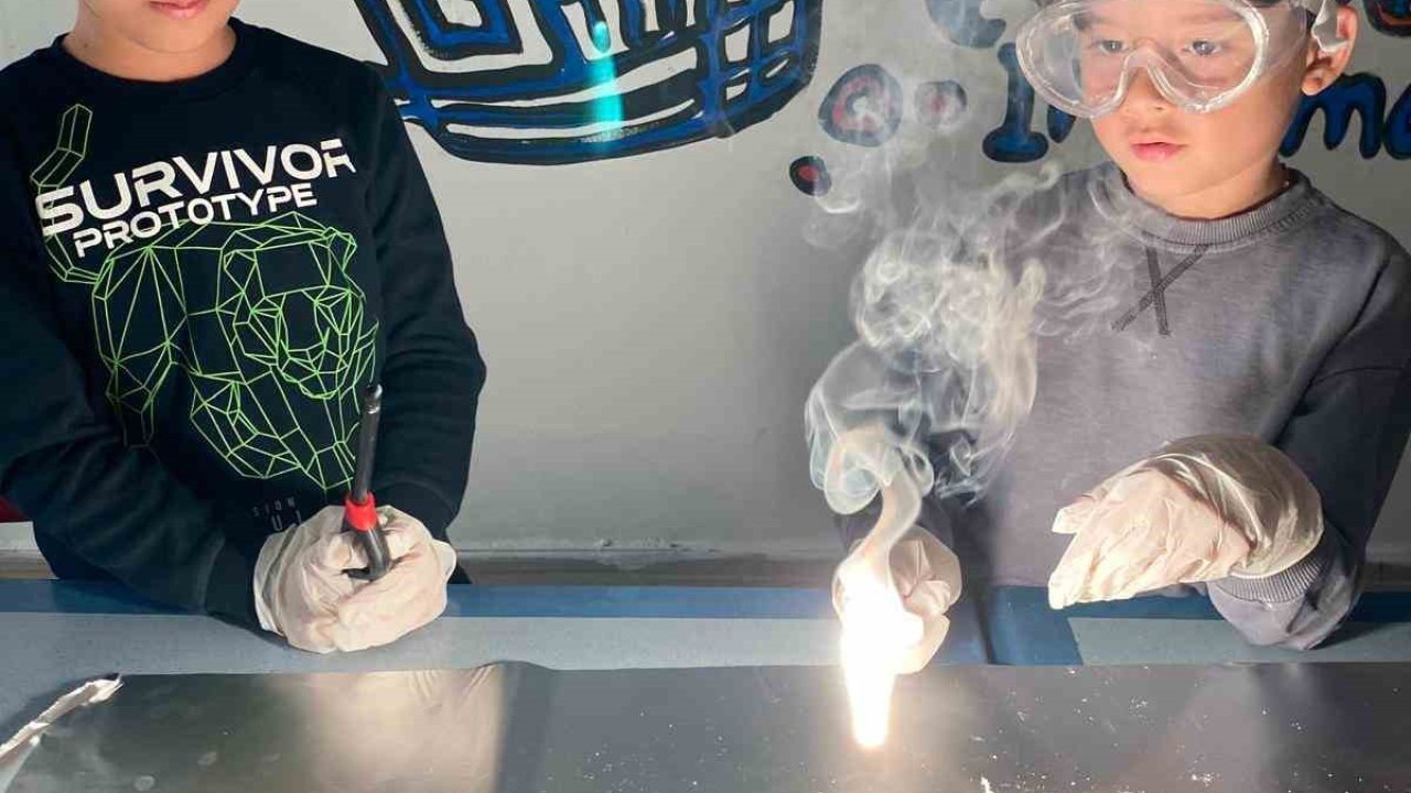 Muğla Gençlik Merkezi Fen Bilimleri Atölyesi’nde çocuklar eğlenerek öğreniyor