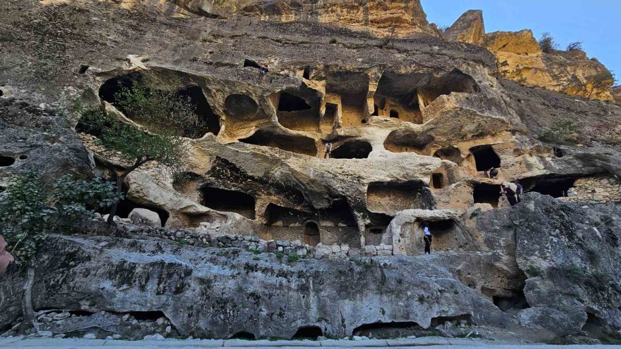 Gabar Dağı’ndaki saklı cennet: "7 katlı apartman mağarası"