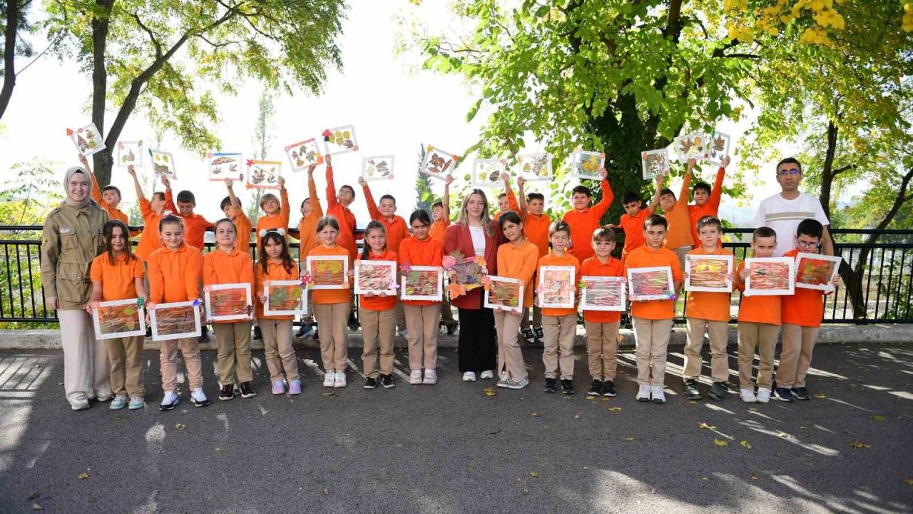 Dökülen yapraklar, sanata dönüştü