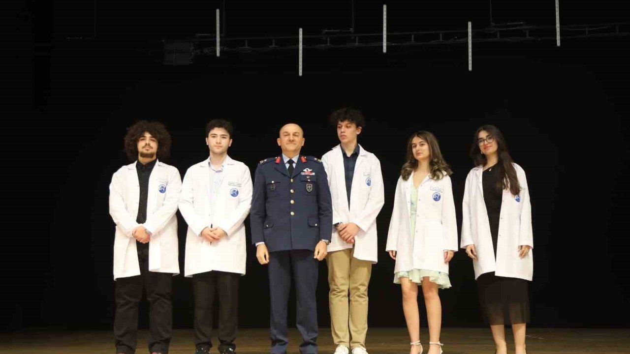 ERÜ Tıp Fakültesi’nde dönem 1 öğrencileri törenle önlük giydi