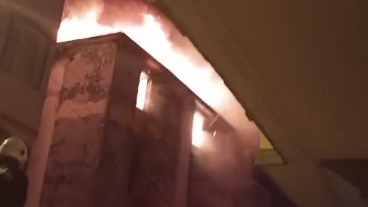 Gaziantep’te 4 katlı bina alevlere teslim oldu