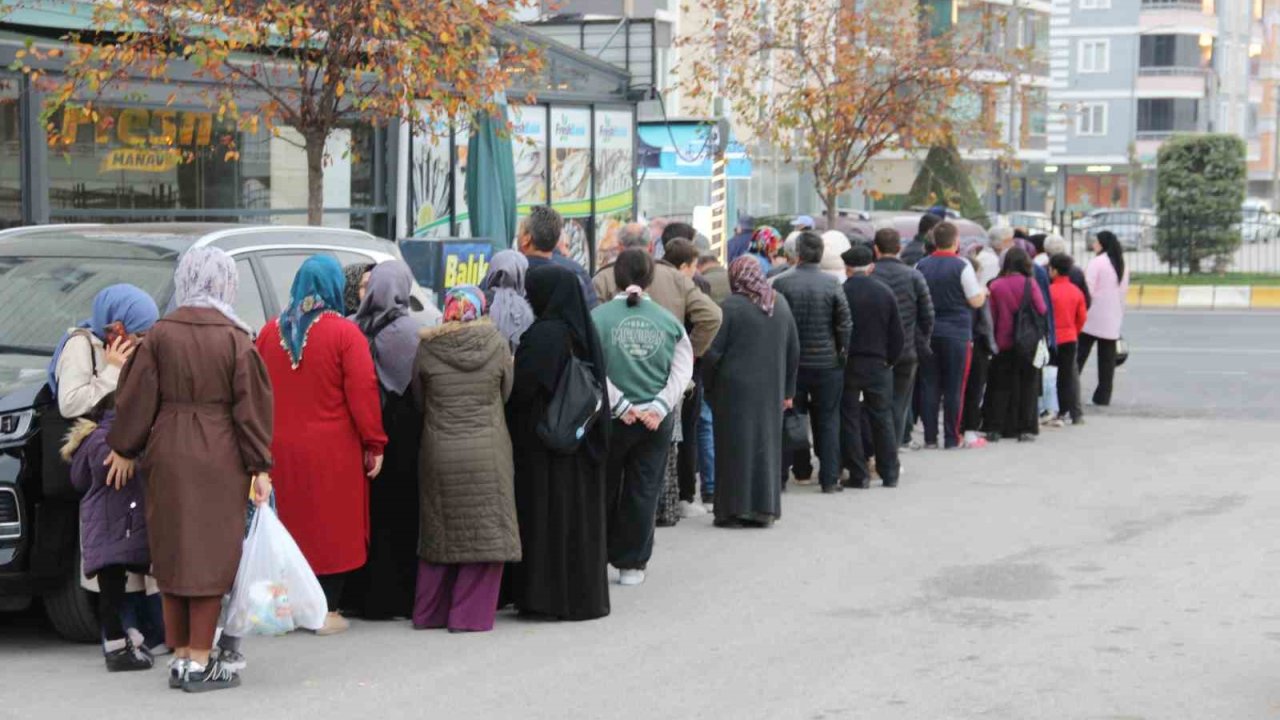 Çorum’da hamsinin kilosu 40 liraya düştü: Metrelerce uzunlukta kuyruk oluştu