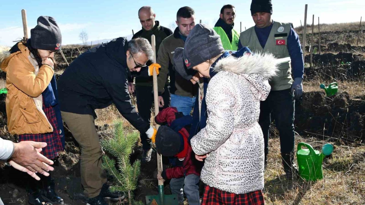 Ardahan’da öğrenciler fidan dikti
