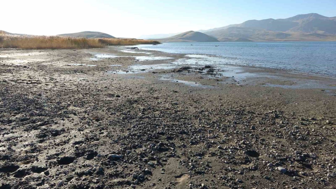 Erçek Gölü’nde su çekilince mikrobiyalitler ortaya çıktı