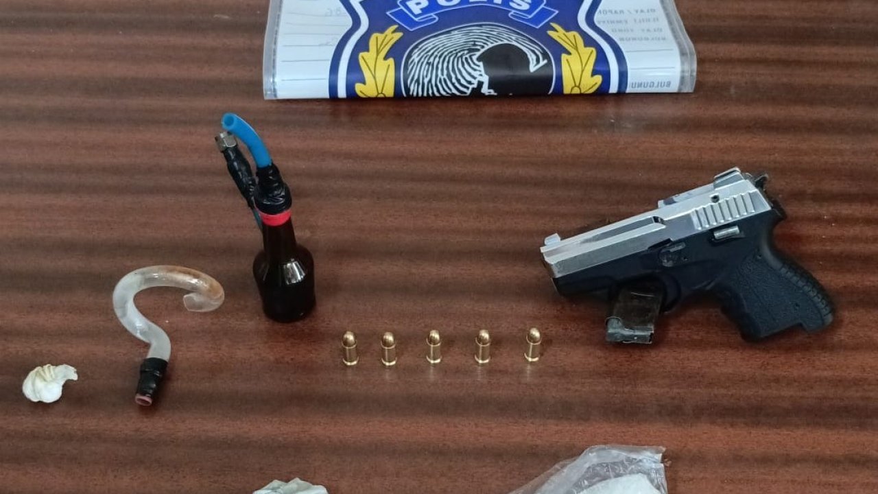 İzmir’de yol kontrolünde uyuşturucu ele geçirildi: 2 gözaltı