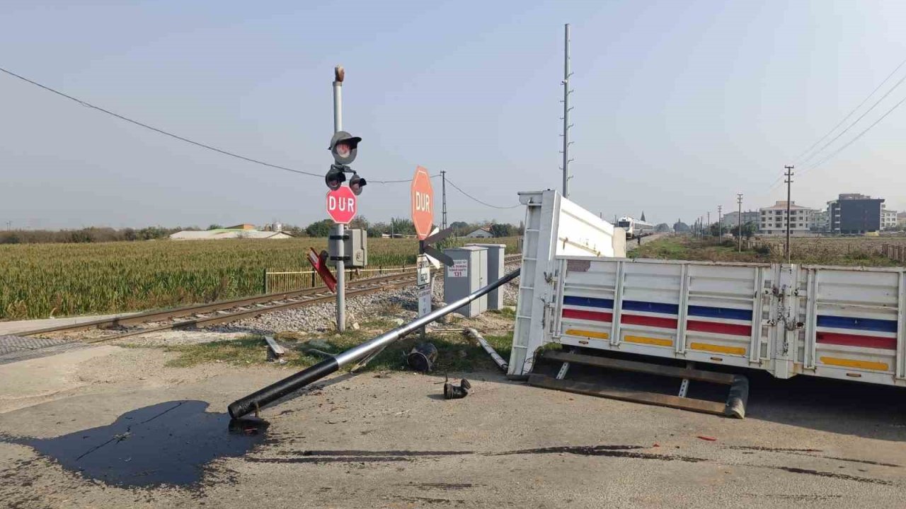 Turgutlu’da hemzemin geçitte kaza: Kamyonetin kasası koptu