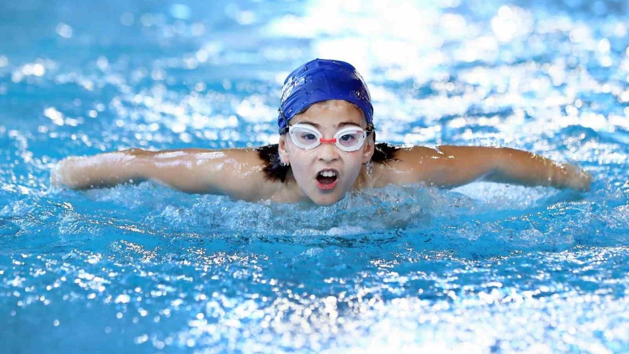 Aliağa Belediyesi’nin yüzme havuzları İzmir’de sporun merkezi oldu