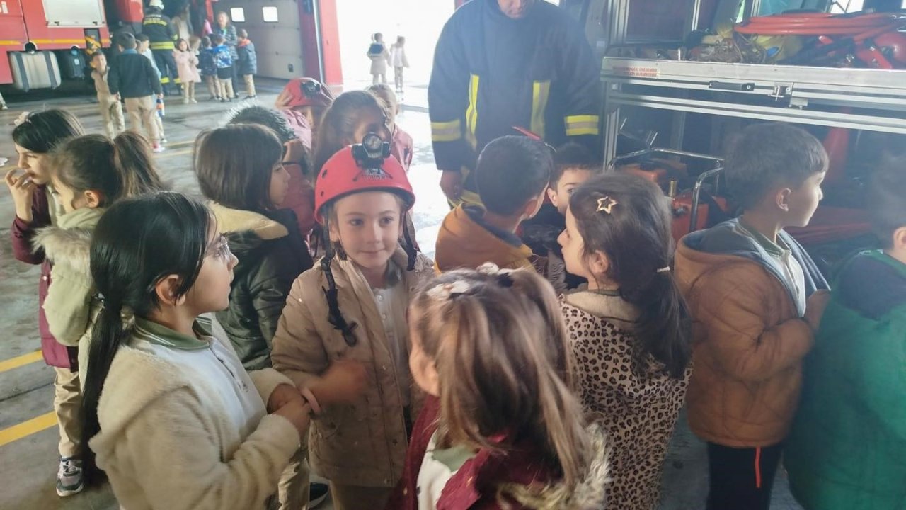 Minik öğrenciler itfaiyecilik mesleğini yerinde öğrendi