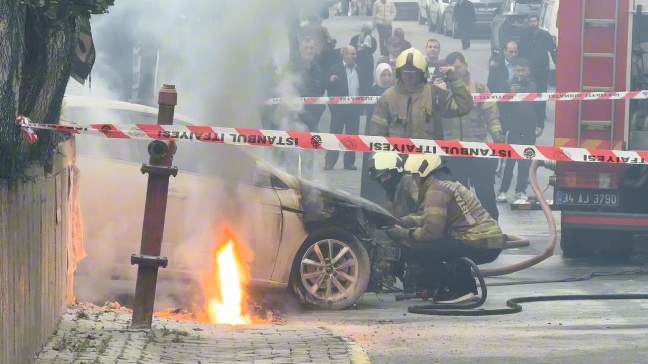 Yer altı elektrik kabloları patladı, bir otomobil alev alev yandı