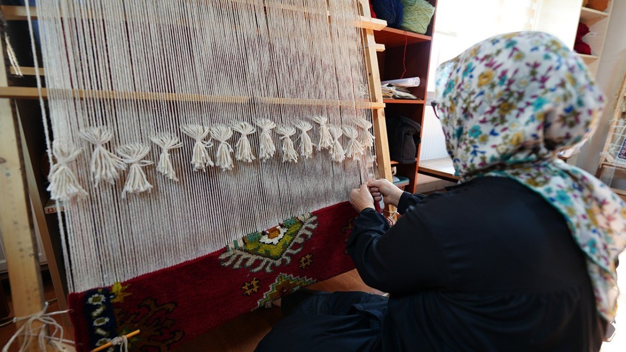 Hem geleneksel sanatları yaşatıyorlar hem de aile bütçelerine katkı sağlıyorlar