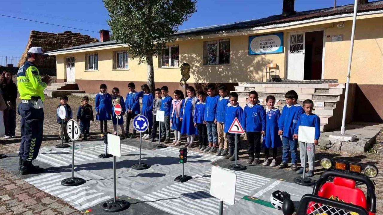 Kars'ta jandarmadan öğrencilere yönelik trafik eğitimi