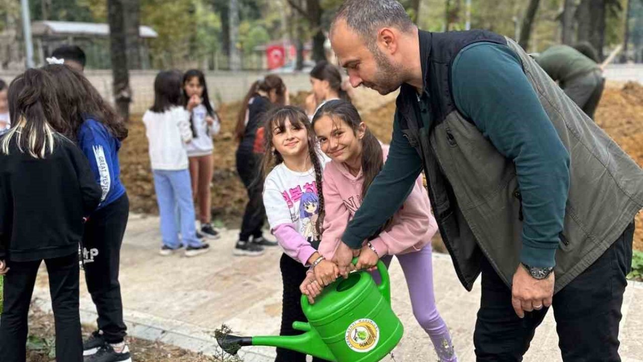 Zonguldak’ta ilkokul öğrencileri fidan dikti