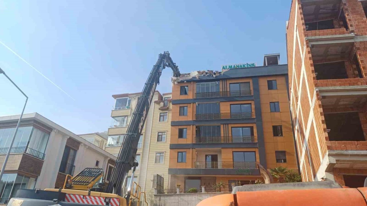 Ordu’da zemini kayan ve çatlaklar oluşan binada yıkım başladı