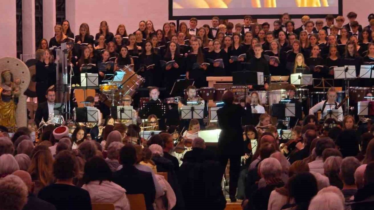 Bursalı öğrenciler, Almanya’da ayakta alkışlandı