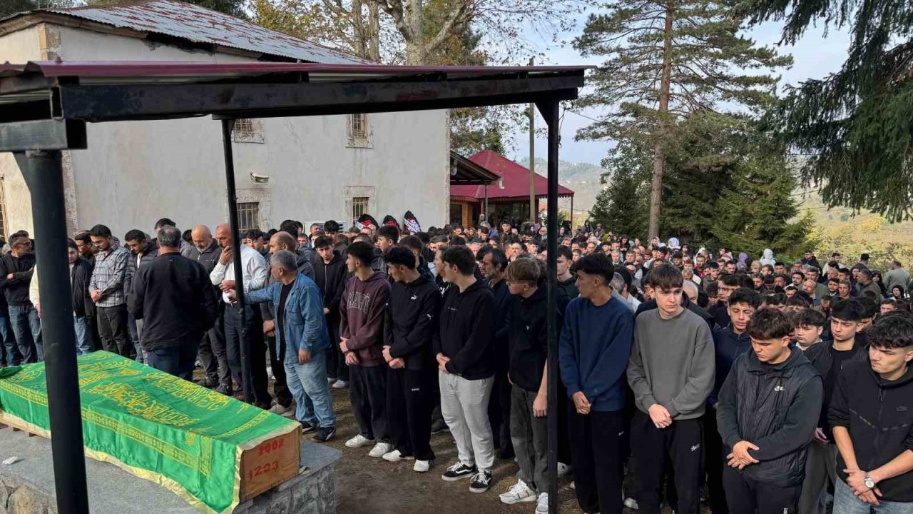 Giresun’da genç futbolcu Samet Şahin son yolculuğuna uğurlandı
