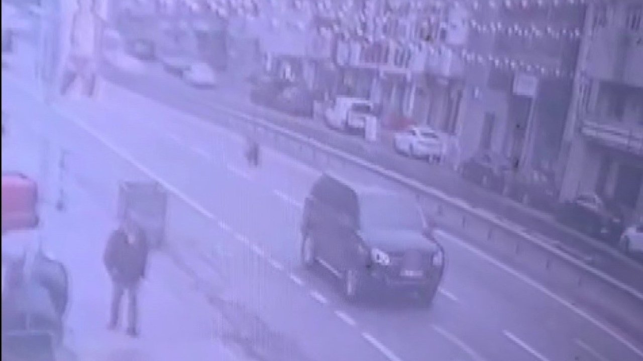 Ümraniye’de ilginç kaza kamerada: Sürücüsüz motosikletin çarpmasından kıl payı kurtuldu