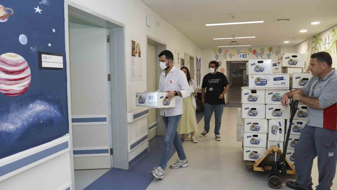 Mersin’de lösemili çocuklara moral veren hediye kutuları dağıtıldı