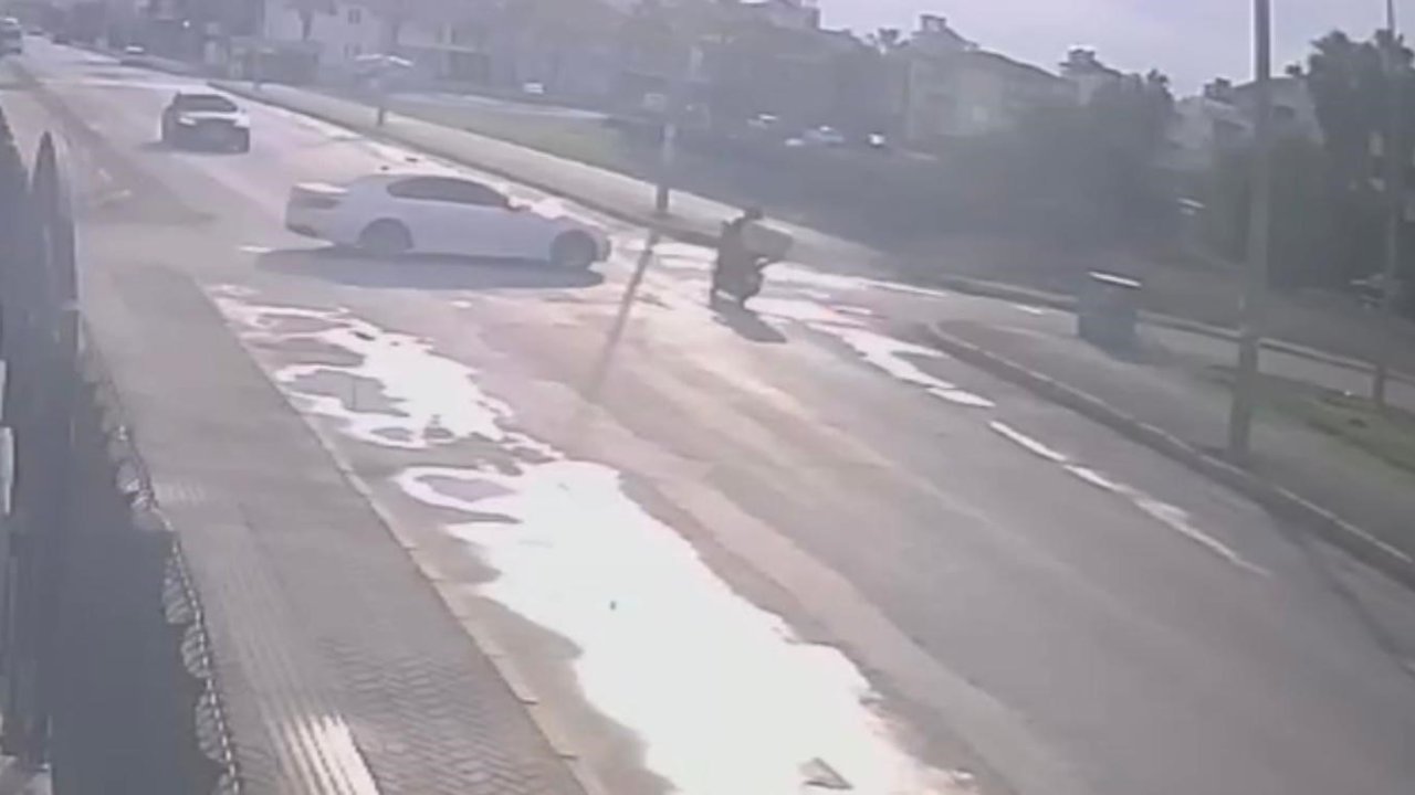Otomobille çarpışan motokuryenin ağır yaralandığı kaza güvenlik kamerasına yansıdı
