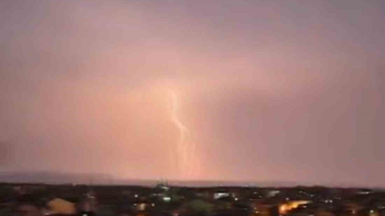 Bursa’da şimşekler geceyi gündüze çevirdi