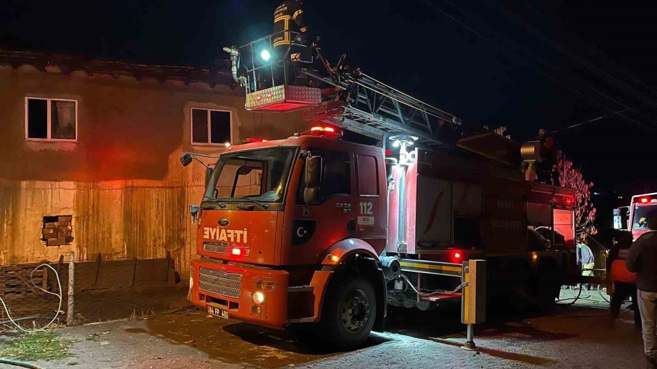 Uşak’ta 2 katlı evin çatısı yandı