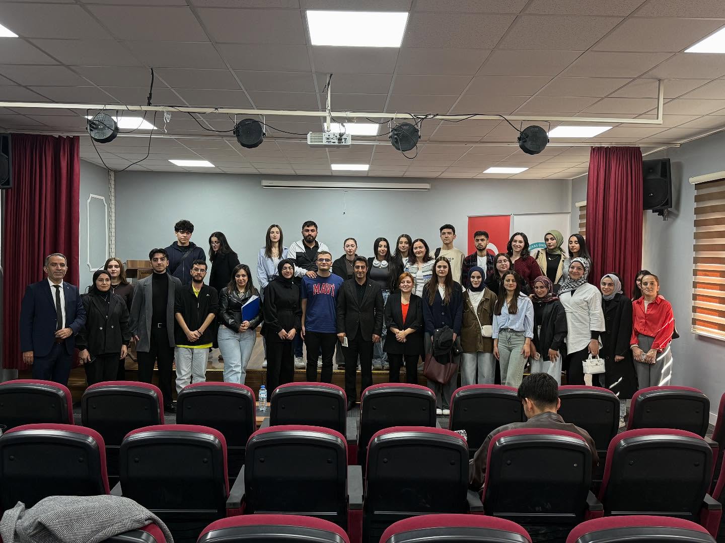 Sarıkamış Kaymakamı, mesleki tecrübelerini öğrencilerle paylaştı.