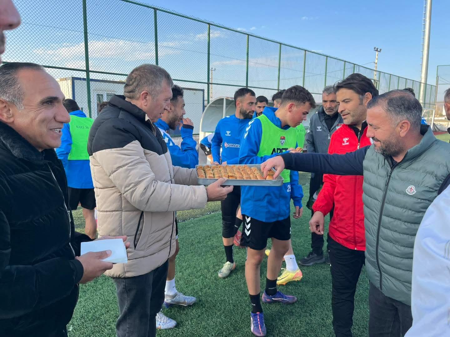 Taraftarlardan Kars Spor kulübüne Moral Ziyareti