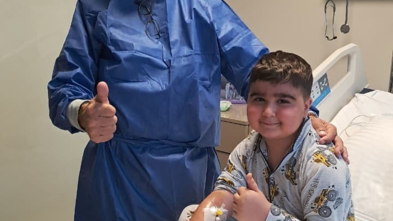 Azerbaycanlı 8 yaşındaki çocuk, kemik iliği nakliyle Türkiye’de hayata tutundu