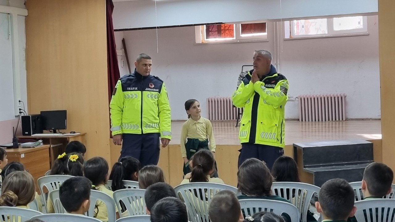 Bilecik’te öğrencilere trafik ve emniyet kemeri eğitimi verildi